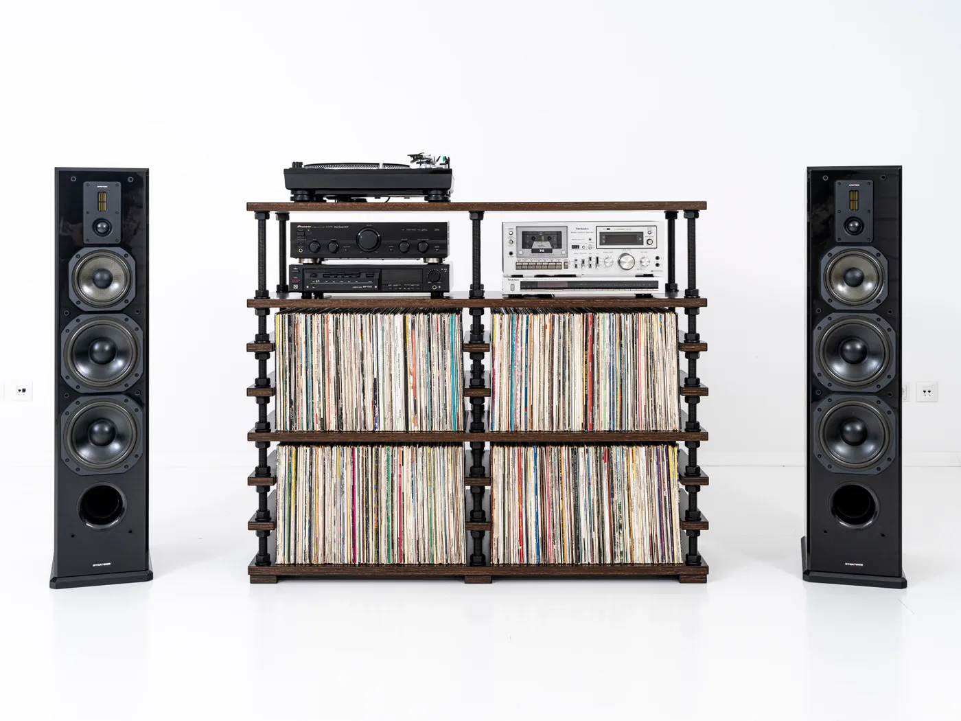 Oriģinālais studijas foto skaņu atskaņotājam un hi-fi sistēmai ar skaņuplašu kolekciju uz balta fona